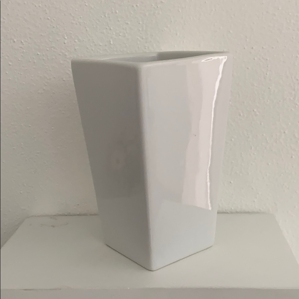 White rectangular vase - Picture 2 of 3